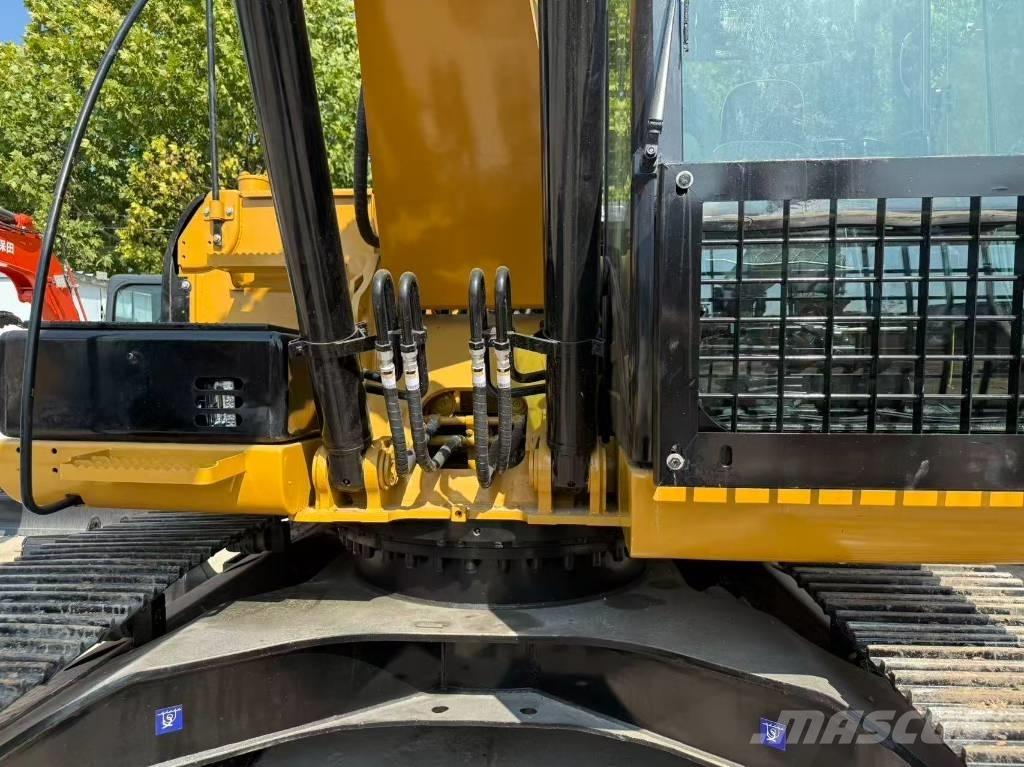 CAT 320 D حفارات زحافة