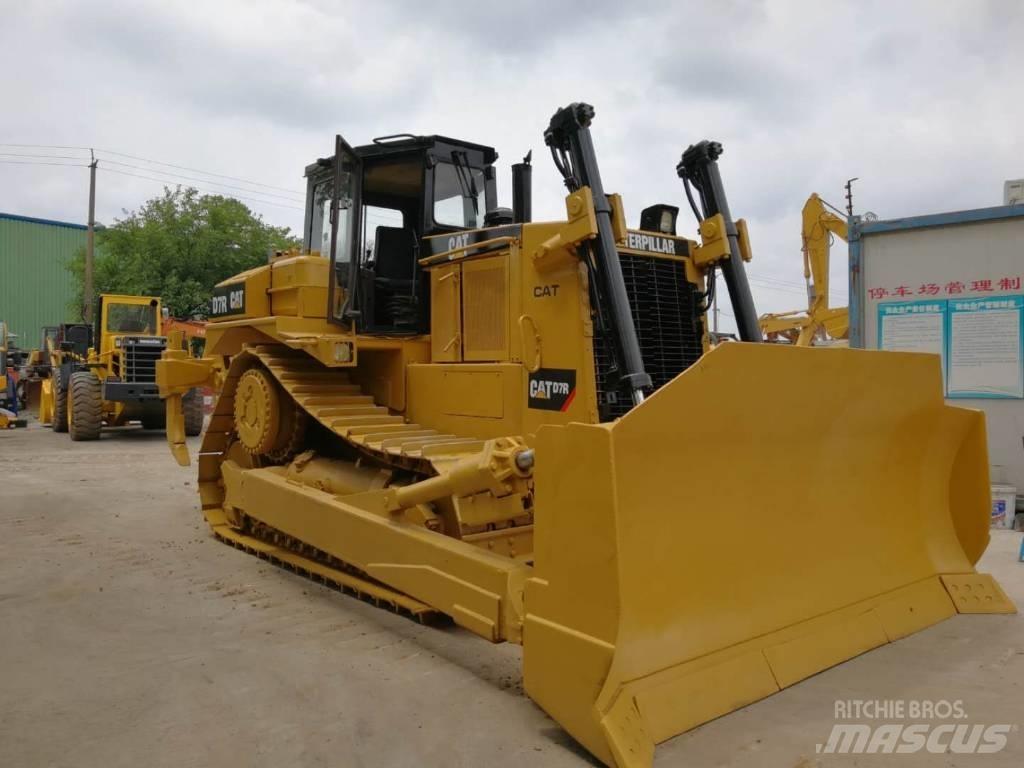 CAT D 7 R بلدوزرات مجنزرة
