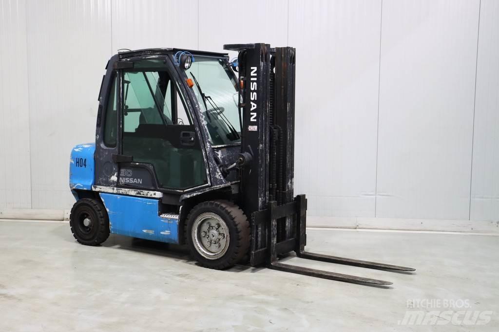 Nissan FGD02A30Q شاحنات الديزل