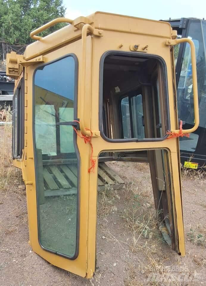 CAT D 8 R بلدوزرات مجنزرة