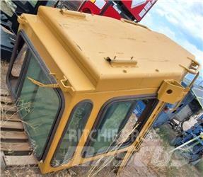 CAT D 8 R بلدوزرات مجنزرة