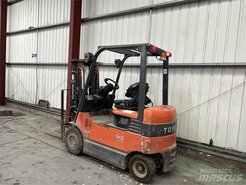 Toyota 7FBMF25 شاحنات ذات رافعات شوكية تعمل بالكهرباء