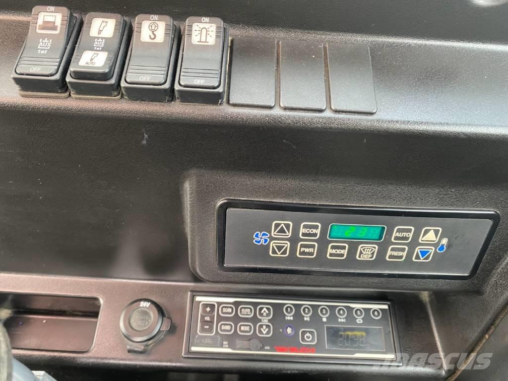 Takeuchi TB 2150 R حفارات زحافة