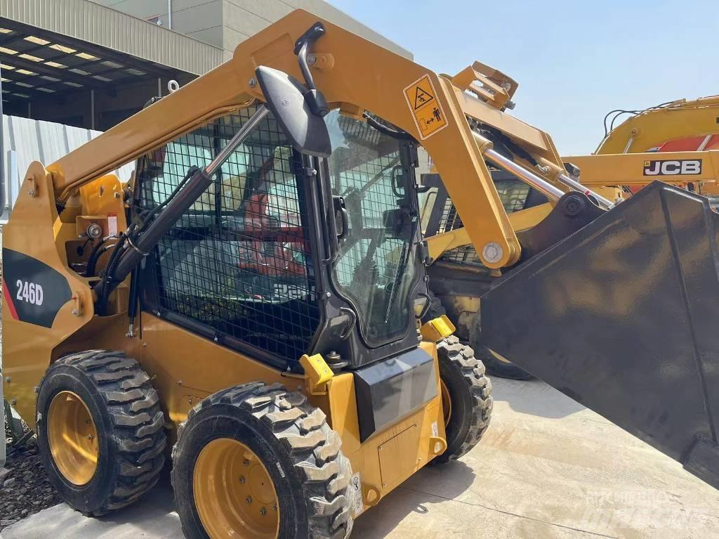 CAT 246 D لوادر انزلاقية التوجيه