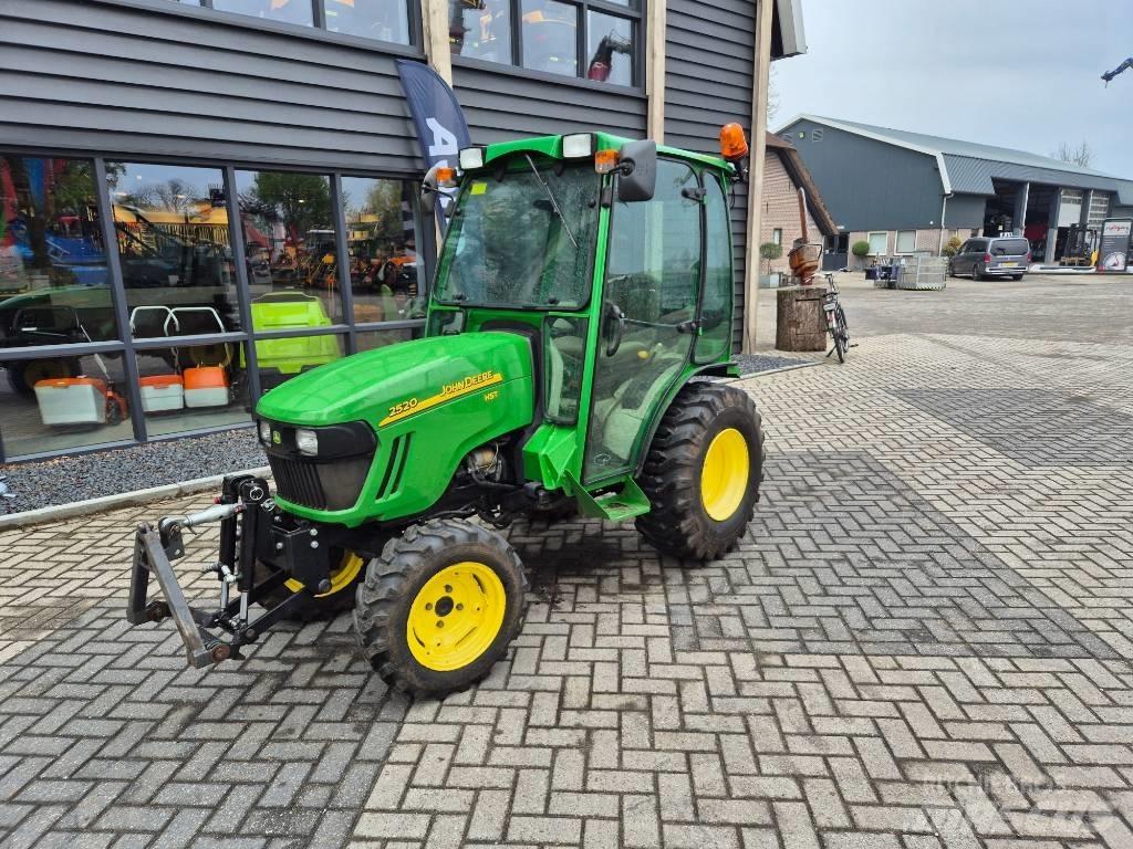 John Deere 2520 جرارات مدمجة