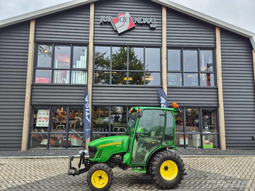 John Deere 2520 جرارات مدمجة