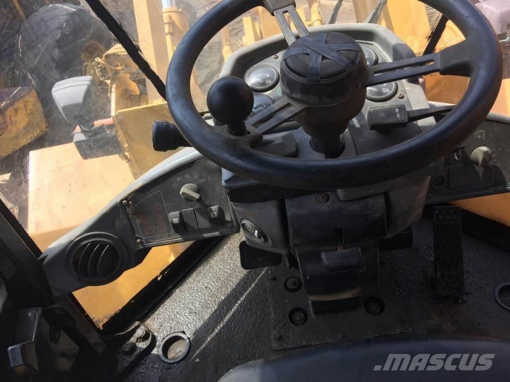 CAT 938 F لوادر بعجل