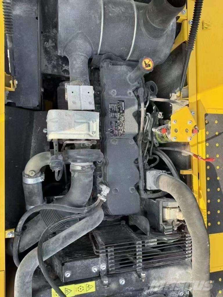 Komatsu PC 220 حفارات زحافة