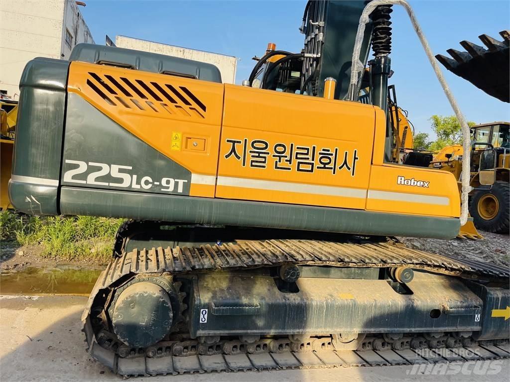 Hyundai 225 lc 9t حفارات زحافة