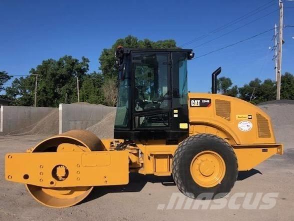 CAT CS44B مداحل ذات إطارات هوائية