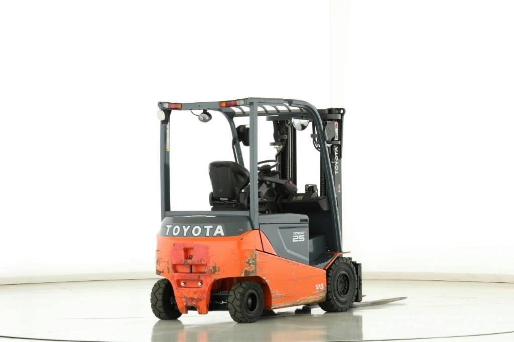 Toyota 8 FBMT 25 شاحنات ذات رافعات شوكية تعمل بالكهرباء
