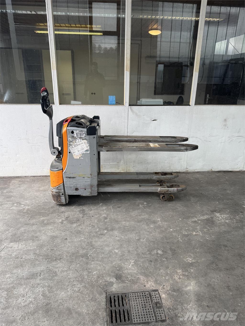 Still EXU-H18 معدات التكديس الجوالة