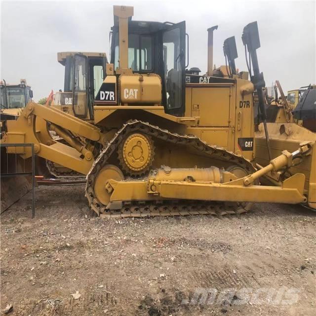 CAT D 7 R بلدوزرات مجنزرة