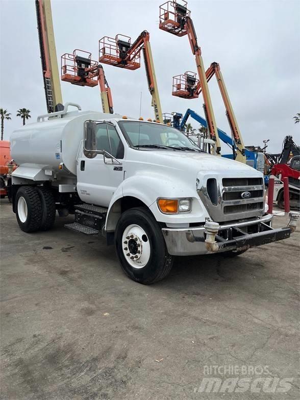 Ford F750 شاحنات ذات صهاريج