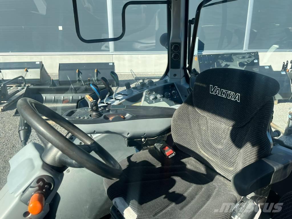 Valtra N 104 HiTech الجرارات