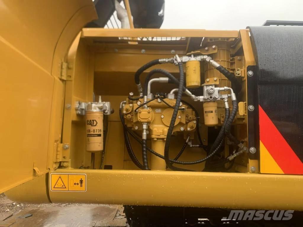 CAT 329 D حفارات زحافة
