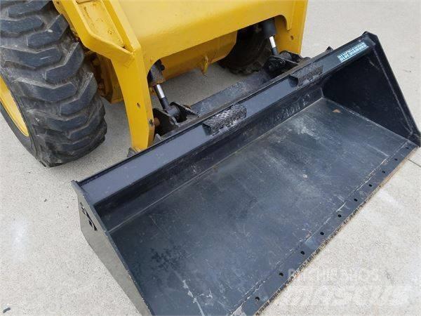 CAT 272 D لوادر انزلاقية التوجيه