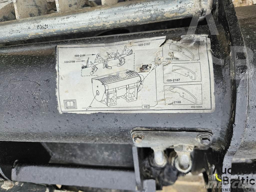 CAT 242 D 3 لوادر انزلاقية التوجيه