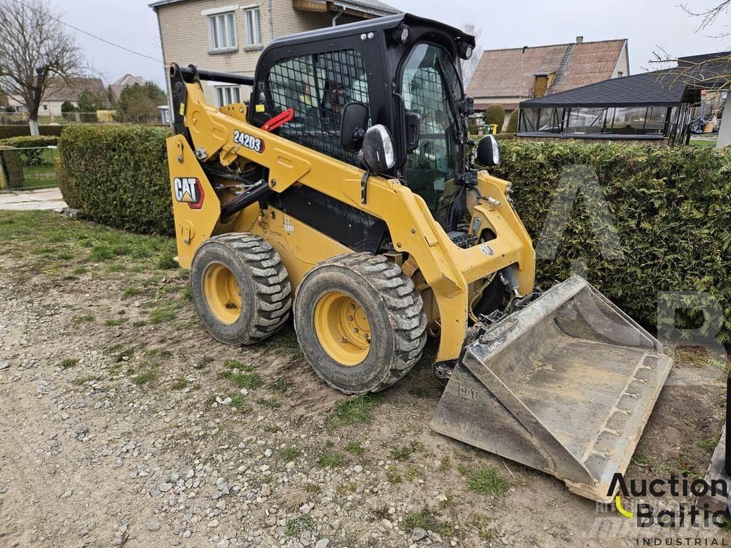 CAT 242 D 3 لوادر انزلاقية التوجيه