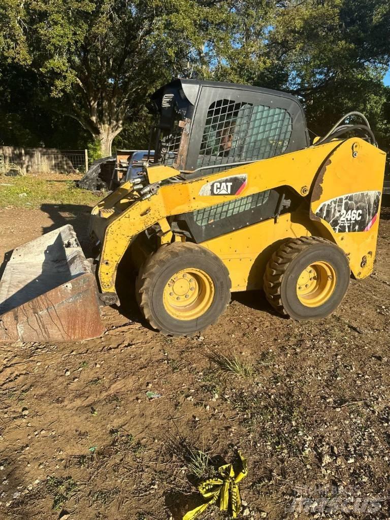 CAT 246 C لوادر انزلاقية التوجيه