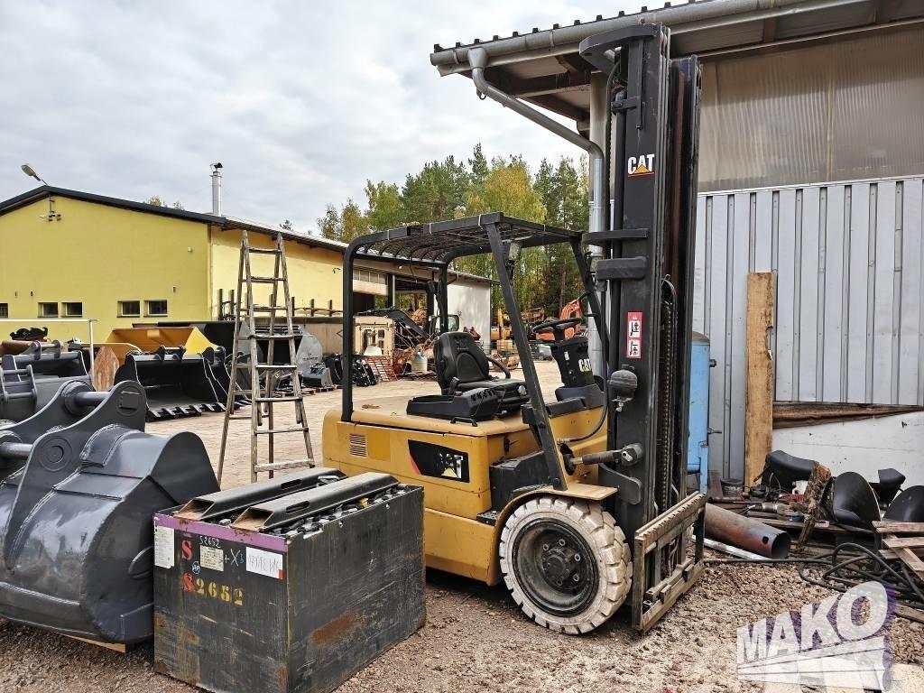 CAT EP 35 K PAC شاحنات ذات رافعات شوكية تعمل بالكهرباء