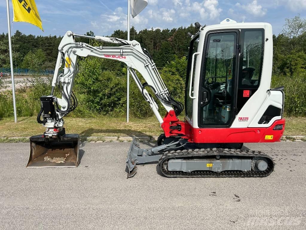 Takeuchi TB 225A V5 حفارات صغيرة أقل من 7 طن (حفارات صغيرة)