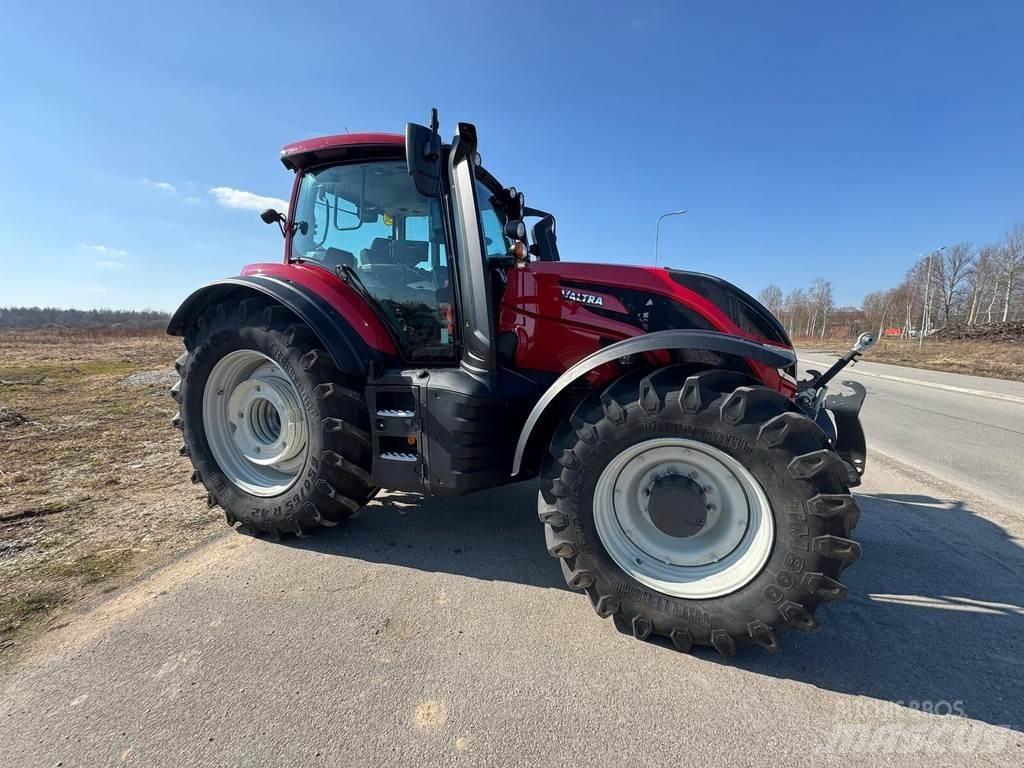 Valtra T255V الجرارات