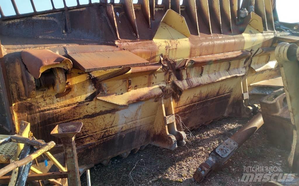 CAT D 11 N بلدوزرات مجنزرة