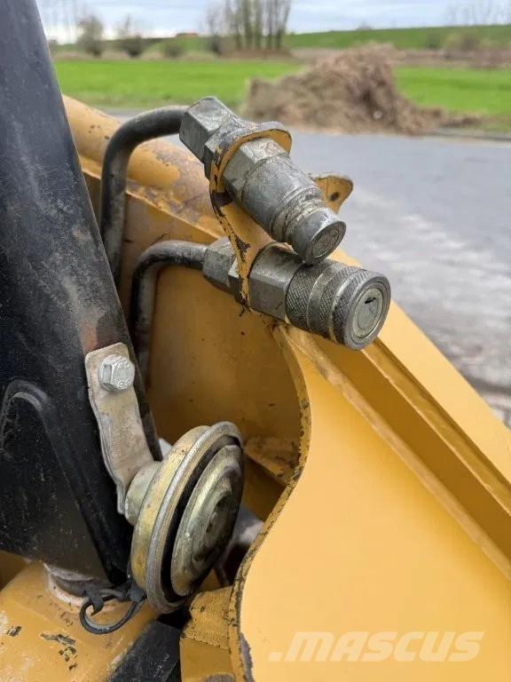 CAT 226B لوادر انزلاقية التوجيه