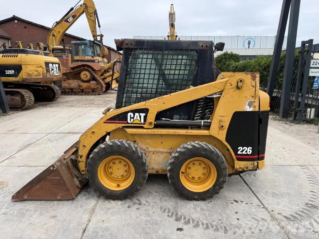 CAT 226B لوادر انزلاقية التوجيه