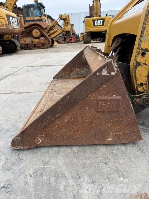 CAT 226B لوادر انزلاقية التوجيه