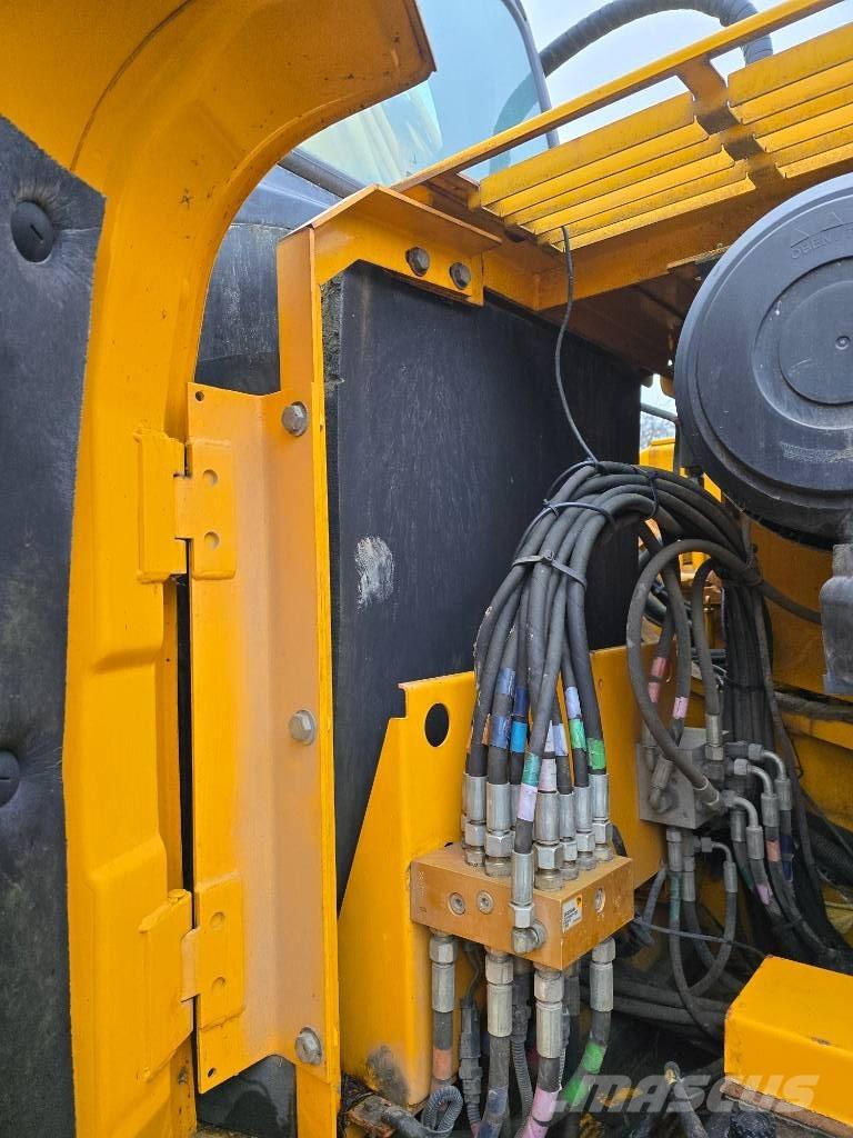 JCB JS 210 LC حفارات زحافة