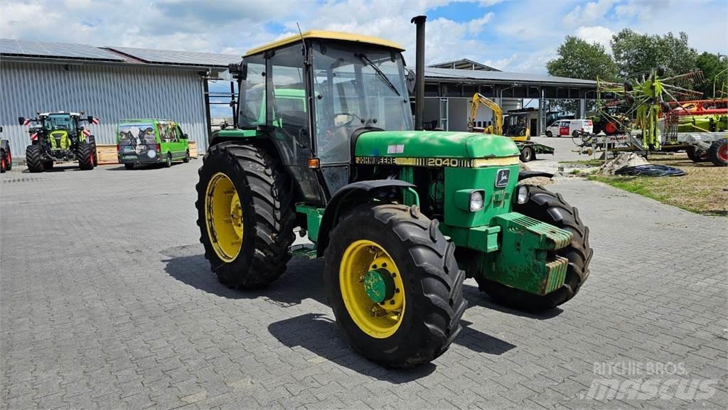 John Deere 2040A الجرارات