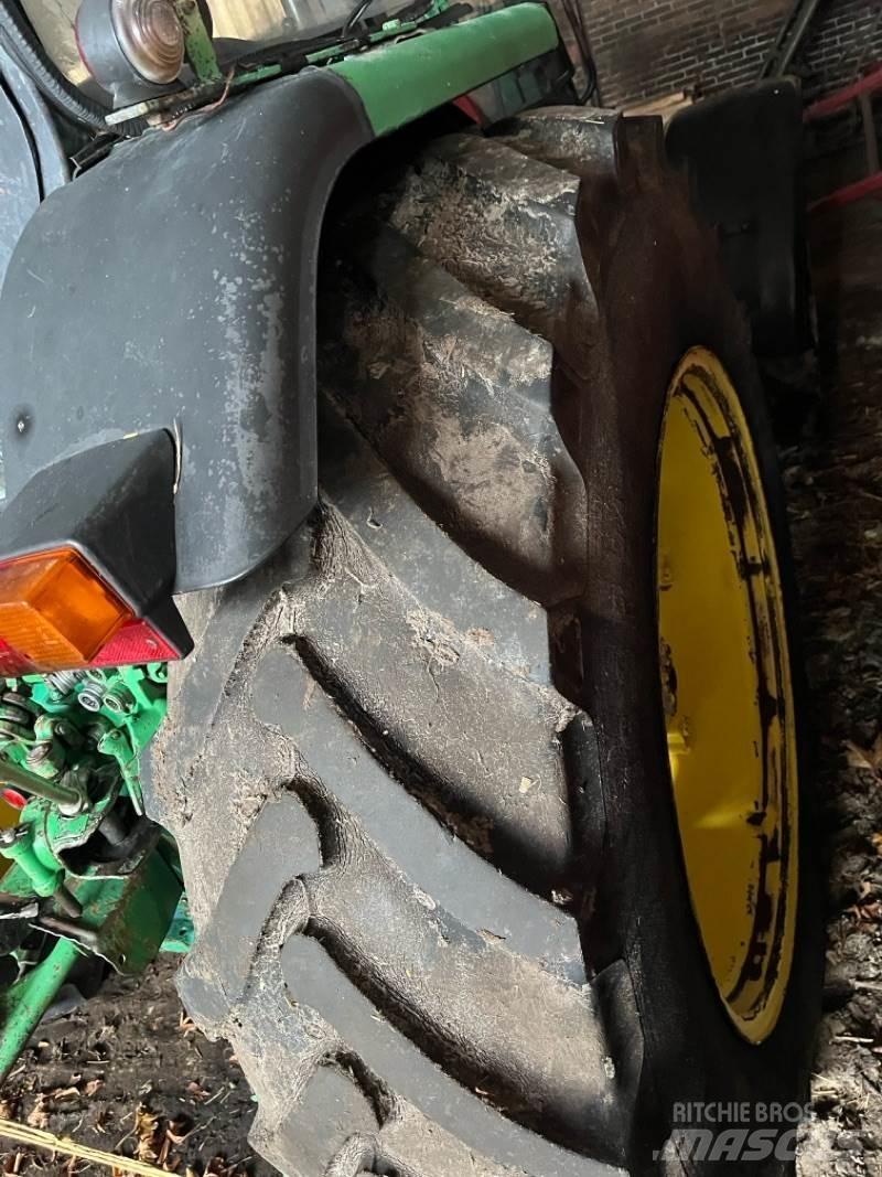 John Deere 2040A الجرارات