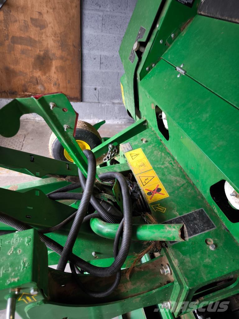 John Deere V461M محزمات مستديرة