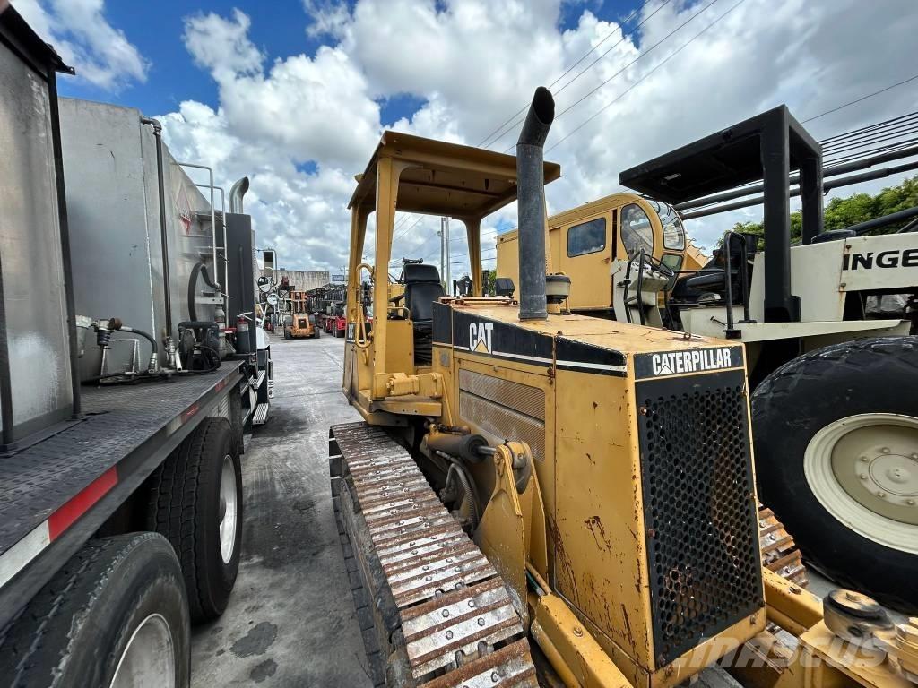 CAT D 3 C III بلدوزرات مجنزرة