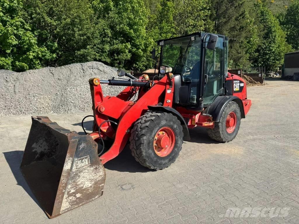 CAT 906M لوادر بعجل