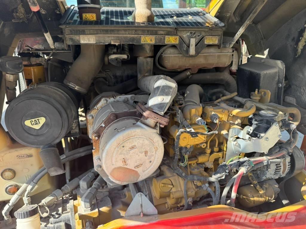 CAT 906M لوادر بعجل