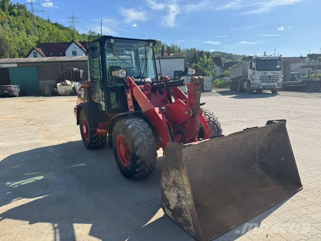 CAT 906M لوادر بعجل