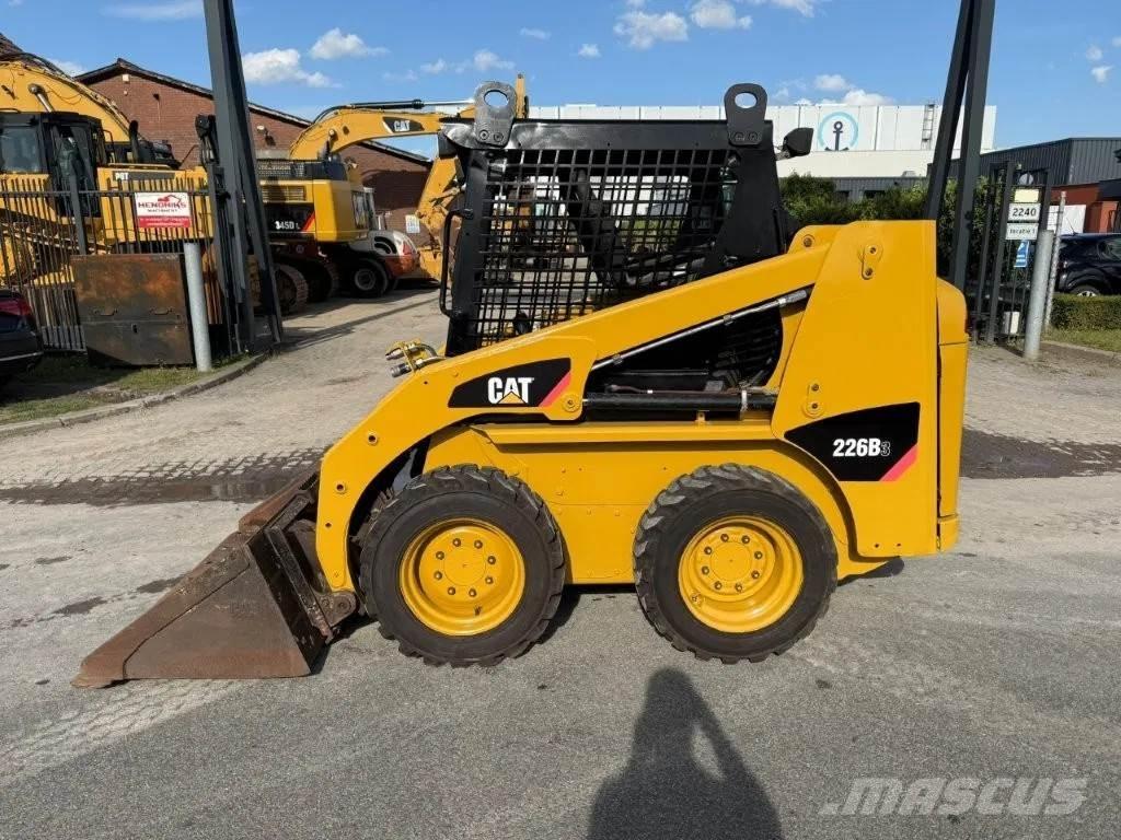 CAT 216B3 لوادر انزلاقية التوجيه