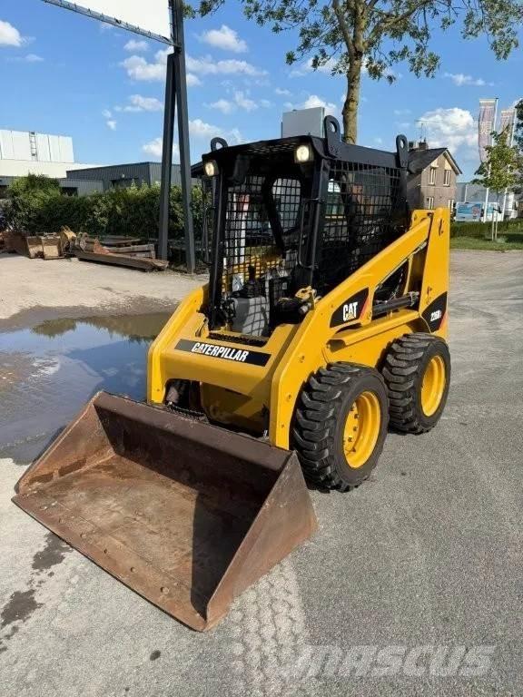 CAT 216B3 لوادر انزلاقية التوجيه