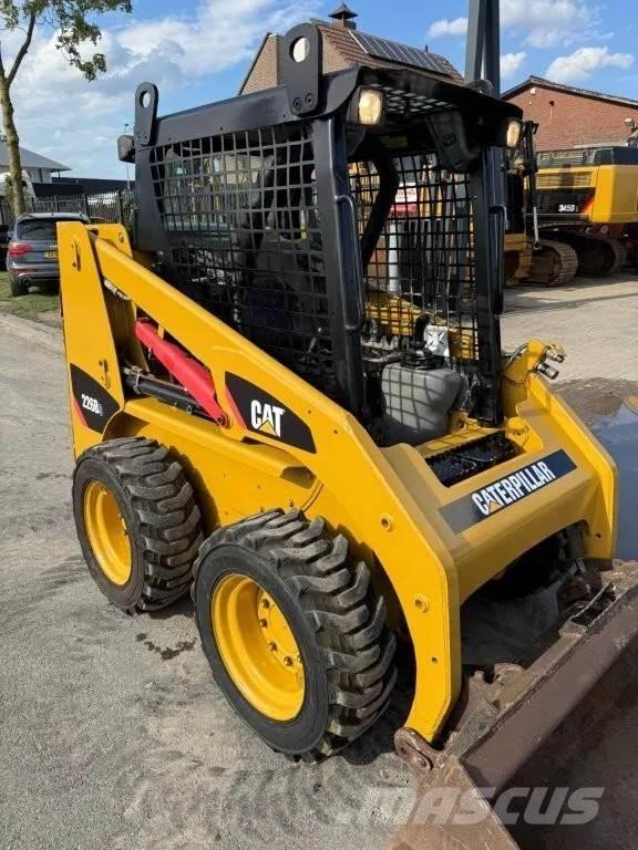 CAT 216B3 لوادر انزلاقية التوجيه