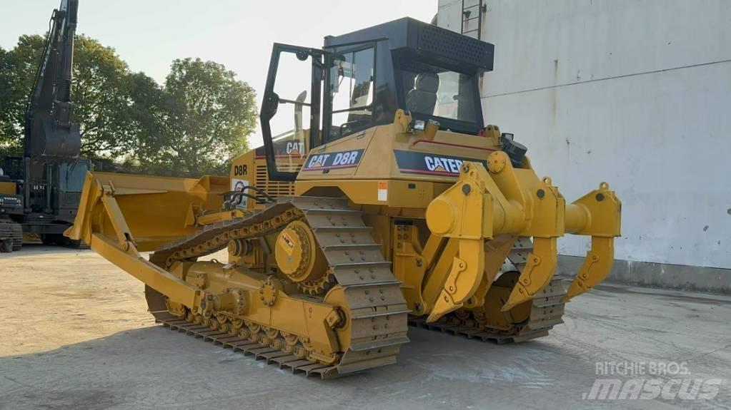 CAT D 8 R بلدوزرات مجنزرة