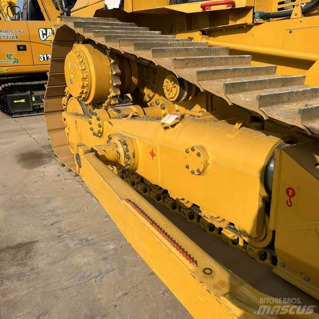 CAT D 8 R بلدوزرات مجنزرة