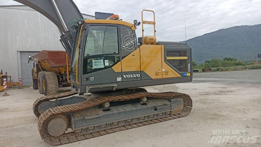 Volvo EC 250 EL حفارات زحافة