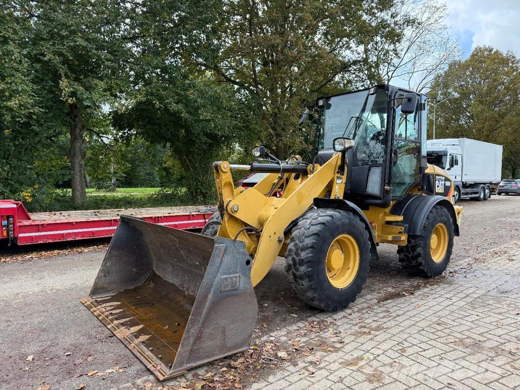 CAT 908H لوادر بعجل