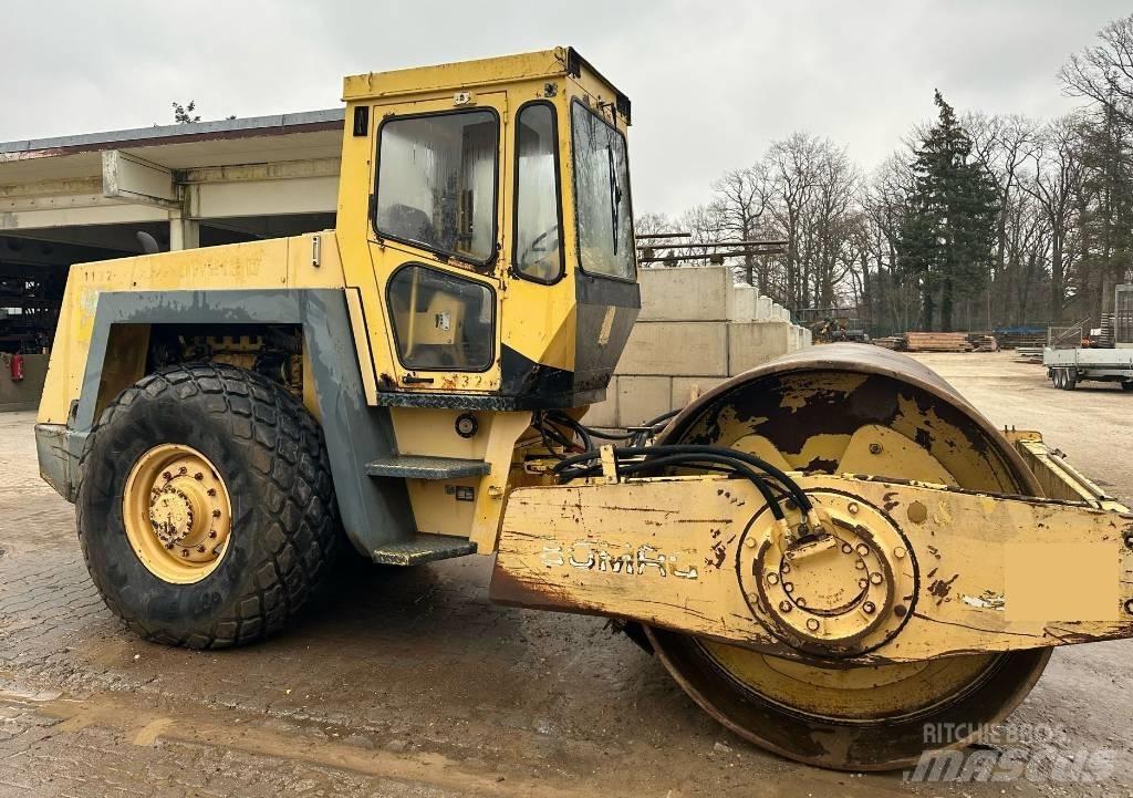 Bomag BW 213 D مداحل أحادية الأسطوانة