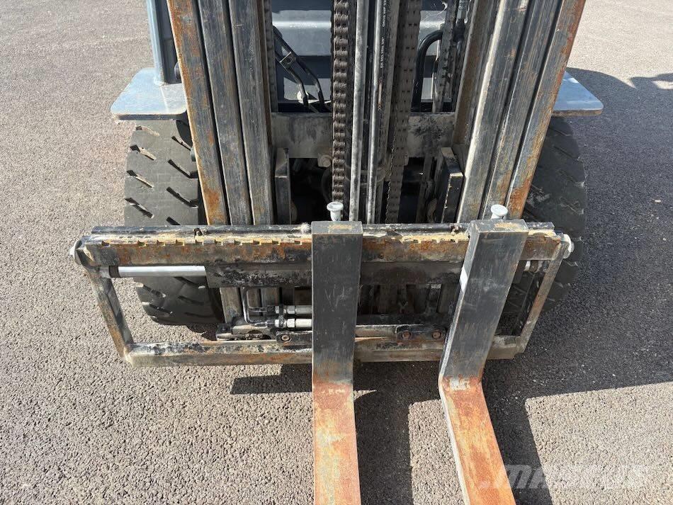 Toyota 8 FDF 25 شاحنات الديزل