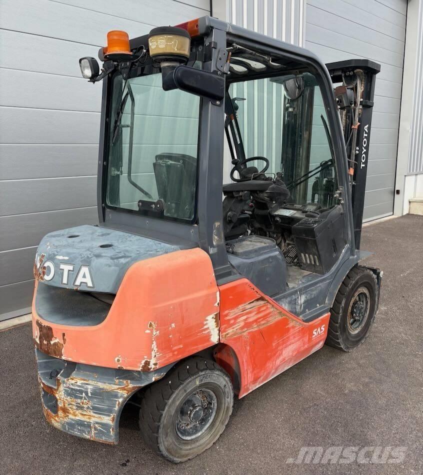 Toyota 8 FDF 25 شاحنات الديزل