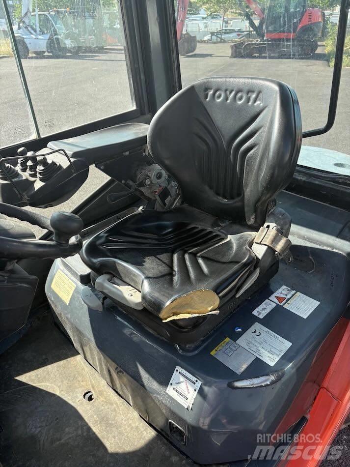 Toyota 8 FDF 25 شاحنات الديزل